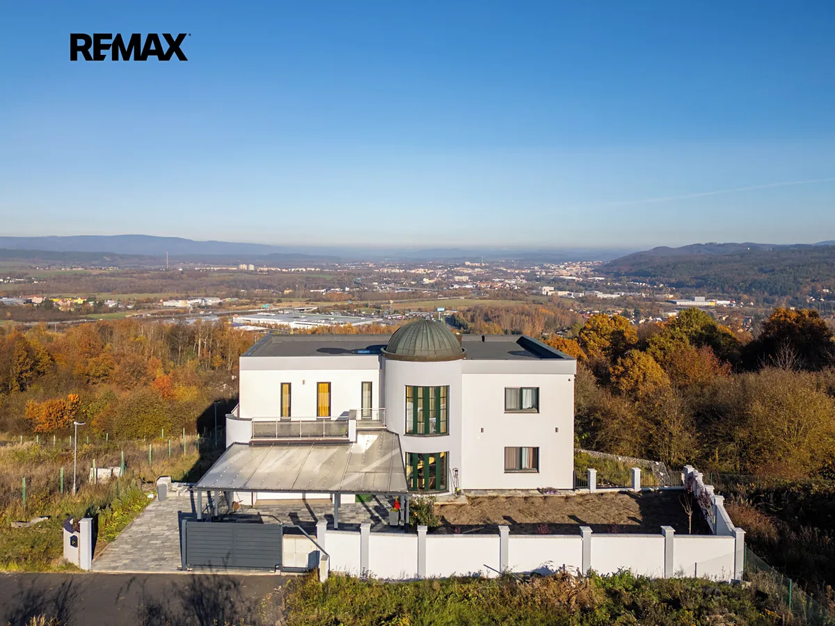 Prodej rodinného domu 483 m², pozemek 923 m²